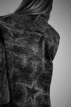 ART 101E CAMPERA DE GABARDINA ELASTIZADA CON MULTITACHAS DE ESTRELLAS en internet