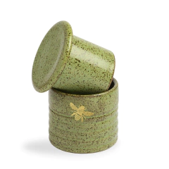 Mantegueira de cerâmica Lucas Corazza, verde com detalhe em dourado, em formato cilíndrico.