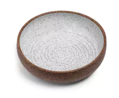 Bowl de cerâmica da Bela Gil com interior branco e textura suave, e exterior marrom, medindo 20 cm de diâmetro e 6 cm de altura.
