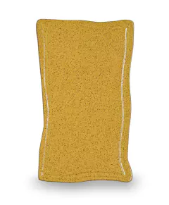 Tábua de cerâmica da Bela Gil em tom amarelo, com textura e formato retangular, medindo 35 cm de largura por 19 cm de comprimento.