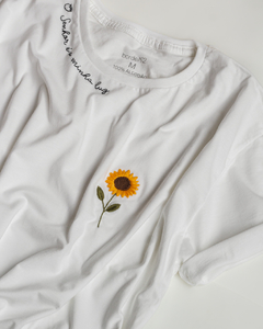 CAMISETA BORDADA À MÃO O SENHOR É A MINHA LUZ (GIRASSOL)