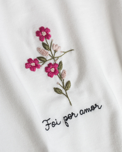 CAMISETA BORDADA À MÃO FOI POR AMOR na internet