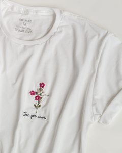 CAMISETA BORDADA À MÃO FOI POR AMOR