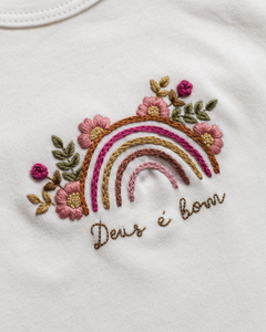 BODY BORDADO À MÃO DEUS É BOM + ARCO ÍRIS COM FLORES - comprar online