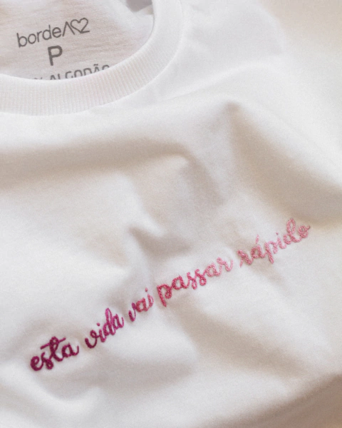 CAMISETA BORDADA À MÃO ESTA VIDA VAI PASSAR RÁPIDO