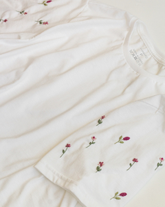 CAMISETA BORDADA À MÃO FLORES DO CAMPO ( MANGAS )