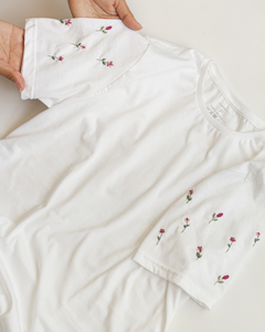 CAMISETA BORDADA À MÃO FLORES DO CAMPO ( MANGAS )