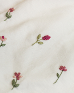 CAMISETA BORDADA À MÃO FLORES DO CAMPO ( MANGAS )