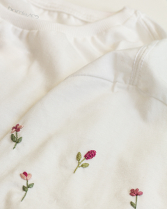 CAMISETA BORDADA À MÃO FLORES DO CAMPO ( MANGAS )