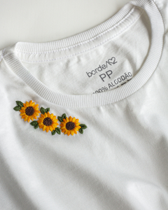 Camiseta 100% algodão bordada à mão