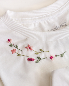 CAMISETA BORDADA À MÃO FLORES DO CAMPO ( GOLA ) + BRINDE COLE E BORDE - comprar online