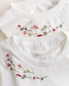 CAMISETA BORDADA À MÃO FLORES DO CAMPO ( GOLA ) + BRINDE COLE E BORDE