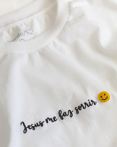 CAMISETA BORDADA À MÃO JESUS ME FAZ SORRIR - comprar online
