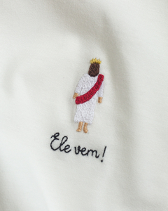 CAMISETA BORDADA À MÃO ELE VEM na internet