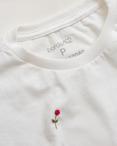 CAMISETA BORDADA À MÃO MINI ROSINHAS ( 24 MINI ROSINHAS ) + BRINDE COLE E BORDE - BordeA2
