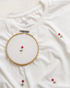 CAMISETA BORDADA À MÃO MINI ROSINHAS ( 24 MINI ROSINHAS ) - loja online