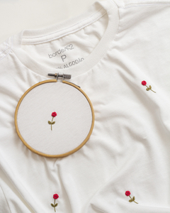 CAMISETA BORDADA À MÃO MINI ROSINHAS ( 24 MINI ROSINHAS ) + BRINDE COLE E BORDE - loja online
