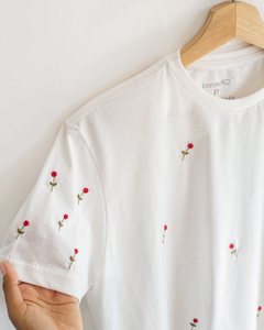 CAMISETA BORDADA À MÃO MINI ROSINHAS ( 24 MINI ROSINHAS ) + BRINDE COLE E BORDE
