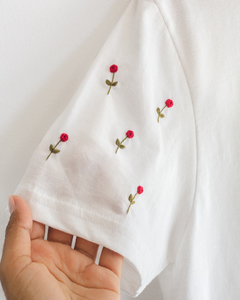 CAMISETA BORDADA À MÃO MINI ROSINHAS ( 24 MINI ROSINHAS ) + BRINDE COLE E BORDE - comprar online