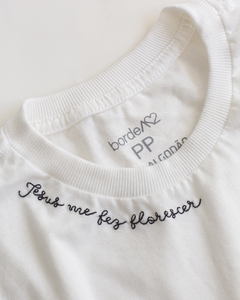 CAMISETA BORDADA À MÃO JESUS ME FEZ FLORESCER na internet