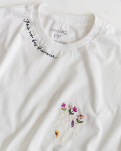 CAMISETA BORDADA À MÃO JESUS ME FEZ FLORESCER