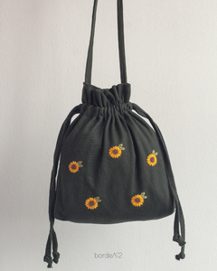 MINI BAG BORDADA À MÃO | GIRASSÓIS na internet