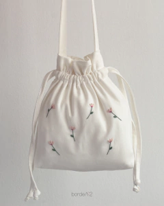 MINI BAG BORDADA À MÃO | MINI FLORZINHAS na internet