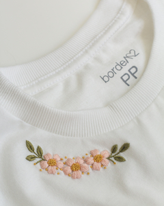 CAMISETA BORDADA À MÃO FLORES DE OUTONO 