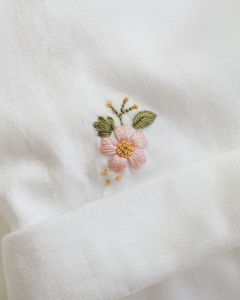 CAMISETA BORDADA À MÃO FLORES DE OUTONO 