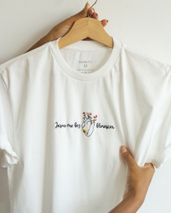 CAMISETA BORDADA À MÃO JESUS ME FEZ FLORESCER