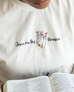 CAMISETA BORDADA À MÃO JESUS ME FEZ FLORESCER