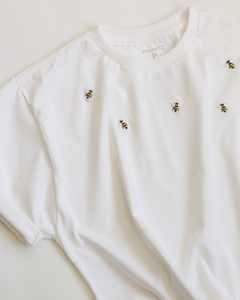 CAMISETA BORDADA À MÃO MINI ABELHINHAS