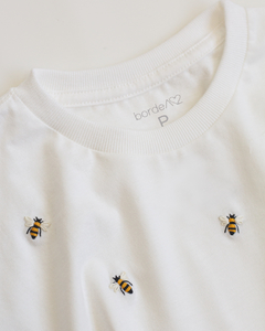 CAMISETA BORDADA À MÃO MINI ABELHINHAS