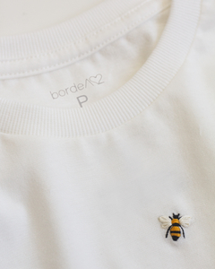 CAMISETA BORDADA À MÃO MINI ABELHINHAS