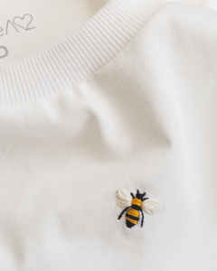 CAMISETA BORDADA À MÃO MINI ABELHINHAS