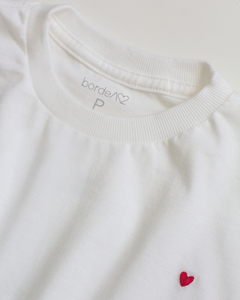 CAMISETA BORDADA À MÃO MINI CORAÇÕES + BRINDE COLE E BORDE - comprar online