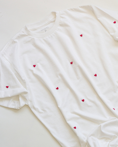 CAMISETA BORDADA À MÃO MINI CORAÇÕES + BRINDE COLE E BORDE - BordeA2