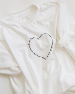 CAMISETA BORDADA À MÃO VERSÍCULO NO FORMATO DE CORAÇÃO + BRINDE COLE E BORDE na internet
