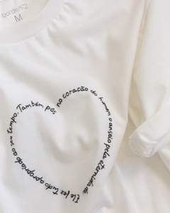 CAMISETA BORDADA À MÃO VERSÍCULO NO FORMATO DE CORAÇÃO + BRINDE COLE E BORDE - BordeA2