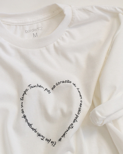 CAMISETA BORDADA À MÃO VERSÍCULO NO FORMATO DE CORAÇÃO + BRINDE COLE E BORDE