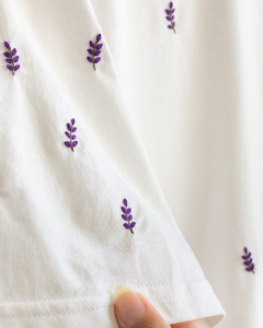 CAMISETA BORDADA À MÃO MINI LAVANDINHAS ( 24 MINI  LAVANDINHAS)