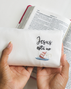 CAMISETA BORDADA À MÃO JESUS ESTÁ NO BARCO - comprar online
