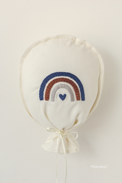 BALÃO DECORATIVO BORDADO À MÃO ARCO-ÍRIS