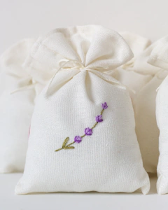 KIT SAQUINHOS EM LINHO PARA LEMBRANCINHA BORDADO À MÃO LAVANDA 