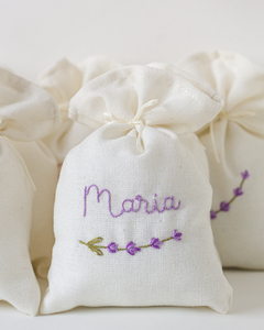 KIT SAQUINHOS EM LINHO PARA LEMBRANCINHA BORDADO À MÃO PERSONALIZADO + LAVANDA (10 UND)
