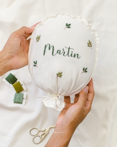 BALÃO DECORATIVO BORDADO À MÃO PERSONALIZADO COM NOME (FOLHAGENS)