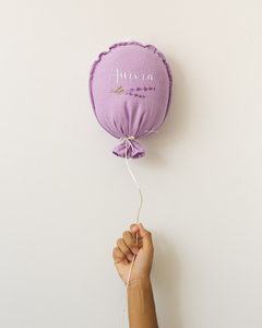 BALÃO DECORATIVO BORDADO À MÃO PERSONALIZADO COM NOME (LAVANDA)