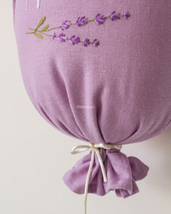 BALÃO DECORATIVO BORDADO À MÃO PERSONALIZADO COM NOME (LAVANDA)