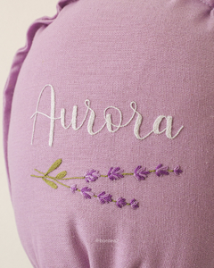 BALÃO DECORATIVO BORDADO À MÃO PERSONALIZADO COM NOME (LAVANDA)