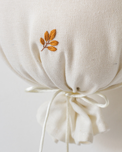 BALÃO DECORATIVO BORDADO À MÃO PERSONALIZADO COM NOME (FOLHAGENS + TONS TERROSOS) - BordeA2